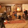 Für sein Filmprojekt "Dorflied. Dorfbeat. Dorfblues" holte sich Filmemacher Benedikt Feser (links) befreundete Musiker mit ins Boot - so auch seine Bandkollegen von "The Dukes" Tobias Feser (Mitte) und Thomas Stamm (rechts) sowie den jungen Kirchenorganisten Florian Schwing.