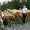 Sollen hier liegenbleiben: Forstdirektor Hubert Türich (von links), Oberelsbachs Bürgermeisterin Birgit Erb und den  Oberelsbacher Revierförster, Mattias Schlund, begutachten einen der Totholz-Stapel an der Schornhecke.