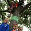Wie lecker die Estenfelder Äpfel schmecken, davon haben sich auch schon einige Kinder überzeugt: (oben im Baum, von links) Leni, Magdalena und Elena sowie (unten, von links) Ferdinand, Lotta und Anni.