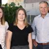 Im Bild (von links) Sophia Reinfelder, Elina Siegfried (Ausbilderin) und Geschäftsführer Horst Steinmetz.