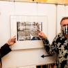 Mit den Werken des Fotokünstlers

Norbert Schmelz (rechts) endet im Würzburger Rathaus die coronabedingte Pause für Ausstellungen. Bei der Eröffnung zitierte

Oberbürgermeister Christian Schuchardt (links) Bertolt Brecht: "Kunst ist der

Luxus, den jeder braucht."
