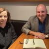 Bundestagsabgeordneter Bernd Rützel im Gespräch mit Schriftstellerin Krystyna Kuhn.