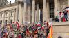 Demonstranten auf der Treppe des Reichstagsgebäudes
