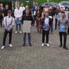 Bei der offiziellen Freisprechungsfeier erhielten die frischgebackenen Schreiner-Gesellen der Innungen Haßberge und Schweinfurt ihre Gesellenbriefe. Unser Bild zeigt die Jung-Gesellen und eine Jung-Gesellin mit Kreishandwerksmeister Hans-Georg Häfner, dem Schweinfurter Prüfungsvorsitzenden Friedel Mantel, dem Schweinfurter Obermeister Gerhard Markert (von rechts), dem Haßberge-Prüfungsvorsitzenden Horst Zitterbart, stellvertretendem Leiter der Berufsschule Jochen Brüggemann (von links) sowie dem Obermeister Haßberge Klaus Döllner (5. von links, hinten).