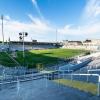 24.06.2020, Bayern, München: Fußball: 3. Liga, Bayern München II - TSV 1860 München, 35. Spieltag im Stadion an der Grünwalder Straße. Die Spieler von 1860 München und vom FC Bayern wärmen sich vor den leeren Zuschauertribünen auf. Foto: Matthias Balk/dpa - WICHTIGER HINWEIS: Gemäß den Vorgaben der DFL Deutsche Fußball Liga bzw. des DFB Deutscher Fußball-Bund ist es untersagt, in dem Stadion und/oder vom Spiel angefertigte Fotoaufnahmen in Form von Sequenzbildern und/oder videoähnlichen Fotostrecken zu verwerten bzw. verwerten zu lassen. +++ dpa-Bildfunk +++