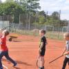 Gerne kamen die Kinder zur Station "Tennis", um mit Abteilungsleiter Klaus Wißmüller den Aufschlag zu üben Gerne kamen die Kinder zur Station "Tennis", um mit Abteilungsleiter Klaus Wißmüller den Aufschlag zu üben