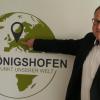 Im Bürgermeisterzimmer von Gaukönigshofen darf die Gemeinde ein wenig Mittelpunkt der Welt sein. Dort arbeitet jetzt der neue Bürgermeister Johannes Menth.