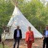 Staatssekretärin Friedlinde Gurr-Hirsch (Mitte) mit (von links) Kersten Hahn, Marcus Rügamer, Wolfgang Reinhart und Andreas Lehr vor einem der Wildpark-Tipis, in denen man übernachten kann.