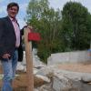Bei der Rückfahrt aus dem Urlaub hat sich Bürgermeister René Wohlfart bereits auf die Arbeit im Rathaus gefreut und war besonders von den Fortschritten am Wasserspielplatz Güßgraben angetan.