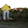 Noch lagert am Schleifweg 22 in Retzbach Baumaterial für das Haus gegenüber. Der Zellinger Bauausschuss stimmte dem Bauantrag für ein Dreifamilienhaus mit recht großen Wohnungen auf dem Grundstück einer Firma einstimmig zu.