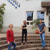 Stellvertretende Schulleiterin Heike Fries (links) und Kirchheims Bürgermeister und Schulverbandsvorsitzender Björn Jungbauer begrüßen die neue Mitarbeiterin Sonja Ruppe (Bildmitte) an der Grundschule.