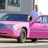 Dominik Glück mit seiner neuen pinken Stretchlimousine.