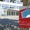 Am Montag, 14. September,  beginnt an den Schulen in Baden-Württemberg das neue Schuljahr. Hinweistafeln – so wie hier an der Gemeinschaftsschule Lauda-Königshofen – weisen auf das Tragen einer Mund-Nasen-Bedeckung hin.