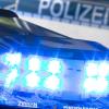 In den Gegenverkehr geraten und dort mit einem anderen Auto zusammengestoßen ist ein 19-jähriger Autofahrer am Freitagabend im Main-Tauber-Kreis.