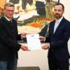 Wissenschaftsminister Bernd Sibler (links) überreichte dem neuen Präsidenten der Otto-Friedrich-Universität Bamberg, Professor Dr. Kai Fischbach , die Ernennungsurkunde.