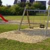 Die neuen Fallschutz-Hackschnitzel unter den Spielgeräten auf dem Spielplatz der Siedlung "Obere Strassäcker".