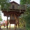 Im Juli 2006 wurde das Baumhaus auf dem Oberpleichfelder Mehrgenerationenspielplatz aufgestellt. Tragende Teile des Holzes sind inzwischen morsch. Ob der Aussichtsturm erhalten werden kann, ist ungewiss. Im Juli 2006 wurde das Baumhaus auf dem Oberpleichfelder Mehrgenerationenspielplatz aufgestellt. Tragende Teile des Holzes sind inzwischen morsch. Ob der Aussichtsturm erhalten werden kann, ist ungewiss.
