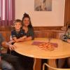 Iffigheim hat mit der Pizzeria Il Cervo wieder eine Gastwirtschaft. Das Bild zeigt (von links) Christoph Lutz, Valentino, Alessia De Maio-Lutz und Bürgermeisterin Ruth Albrecht, die der neuen Betreiberin zum Start alles Gute wünschte.