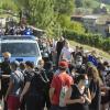 Etwa 20 Anhänger und Mitglieder der AfD wanderten am Sonntagmittag unter Polizeischutz in Würzburg durch die Weinberge Richtung Steinburg.  Um die 60 Gegendemonstranten versuchten die Wanderung aufzuhalten.
