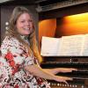 Ann-Helena Schlüter am Spieltisch der Elenz-/Heissler-Orgel in der St.-Laurentius-Kirche.
