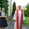 Am Samstagnachmittag wurde Tabea Reuter als einzige in der Gustav-Adolf-Kirche Mellrichstadt konfirmiert. Pfarrer Andreas Werner war erfreut, dass seit dem Lockdown erstmals wieder Abendmahl gefeiert werden konnte und dass die Konfirmandin viele Dienste während des Gottesdienstes übernommen hatte. Dabei kamen auch die Einzelkelche zum Einsatz.