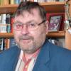 Musik, Heimat und Geschichte: Joachim Hart vor der Bücherwand seines Arbeitszimmers. 