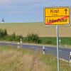 Limbachshof ist ein Ortsteil von Kleinrinderfeld. Die Gemeinde will sich der Verwaltungsgemeinschaft Kist/Altertheim anschließen und sich so fit für die Zukunft machen. Im Hintergrund ist die Dorfkirche von Kist zu sehen.
