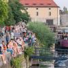 Der Kranenkai, neben den Mainwiesen in der Sanderau ein beliebter Treffpunkt junger Leute zu Coronazeiten. Am Mainufer zwischen dem Graf-Luckner-Weiher und dem Alten Hafen gilt jetzt ab 22 Uhr ein Alkoholverbot.