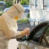 Für den Abstrich müssen die Testpersonen das Fahrzeug nicht verlassen. Hier erhalten sie auch ein Infoblatt mit ihrem spezifischen Code mit dem auch die Teströhrchen versehen werden.