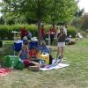 Im Schatten der Bäume genossen die Besucher des gemütlichen Picknicks den spätsommerlichen Nachmittag. Im Schatten der Bäume genossen die Besucher des gemütlichen Picknicks den spätsommerlichen Nachmittag.