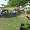Im Schatten der Bäume genossen die Besucher des gemütlichen Picknicks den spätsommerlichen Nachmittag und lauschten der entspandenden Gitarrenmusik.