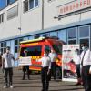 Die gesamte ehrenamtliche Führungsriege der Malteser Würzburg war zur Spendenübergabe in die Wache der Berufsfeuerwehr gekommen, um der Wachabteilung 3 und der Fotografin Laura Schumacher (links) für die Unterstützung des Malteser Herzenswunsch-Krankenwagen zu danken.