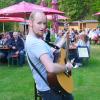Ein abwechslungsreiches Repertoire hat Kai Höfling beim Ausklang der Schwimmbadkonzerte im Frammmersbacher Terrassenbad geboten.