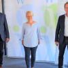 Die Dienstjubilare Thomas Gabel (rechts) und Silvia Streit (Mitte) nahmen herzliche Glückwünsche von Landrat Thomas Eberth (links) zu ihren 40. Dienstjubiläen entgegen.