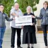 Seitens der Wittighäuser Dielegnatzer übergaben Sandra Klingert (rechts) und Astrid Auernhammer (links) 2000 Euro für das „Wunschmobil unterwegs“ des Caritas-Fördervereins, dessen Vorsitzende Schwester Maria-Regina Zohner sich – ebenso wie Krankenhaus-Geschäftsführer Helmut Wolf – herzlich bedankte.