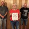 Ihr steht die Freude über ihre 25-jährige Mitgliedschaft beim Rüdenhäuser Fanclub förmlich im Gesicht. Siglinde Ackermann mit dem scheidenden Vorsitzenden Michael Rebitzer und dem neuen Vorsitzenden Markus Schwingler.