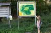 Emma zeigt wo es lang geht: Der Birkensee und der Keltenspielplatz sind ihr Ziele.