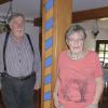 Grenzwertig: Fritz Körner steht in der Gaststube der Holdermühle auf bayerischer und seine Frau Beate auf württembergischer Seite.