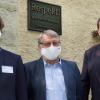 "Respekt"-Schild am Veitshöchheimer NaturFreundehaus angebracht: (von links) Gunnar Haeuschkel (NaturFreunde), Siegfried Hofmann (NaturFreunde) und Norbert Zirnsak (IG Metall).