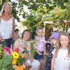 Herzlich gratulierten die Kinder der Montessori-Kindertagesstätte Forst Brigitte Weis (sitzend) mit Blumen. Links im Bild: die Leiterin der Einrichtung, Anja Hofmann.