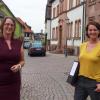 Birgit Tschöp (links) im lockeren Gespräch auf dem Lengfurter Marktplatz mit ihrer künftigen Chefin Bürgermeisterin Kerstin Deckenbrock.