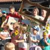 Herzlich gratulierten die Kinder der Montessori-Kindertagesstätte Forst Brigitte Weis (in der Mitte des Bilderrahmens), die seit vier Jahrzehnten hier die Kinder liebevoll betreut. Mit im Bild: die Leiterin der Einrichtung, Anja Hofmann (links), und Christopher Schierling, der Vorsitzende des Trägervereins Sankt Godehard.