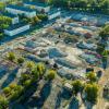Luftbild der Ledward Kaserne aus dem September 2020: Rechts im Bild die Panzerhalle 237, die bei der Landesgartenschau 2026 Blumenhalle werden soll. Das Gelände mit den Schutthügeln wäre ebenfalls Teil der Landesgartenschau.