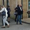 Ein frisches Croissant als Dankeschön für ihren Beitrag zum Umweltschutz erhielten die Bahnfahrer am vergangenen Mittwoch früh – zum Startschuss der Europäischen Mobilitätswoche (EMW). Auf dem Bild: Beate Rink (rechts) aus dem Vorstand von "Wir gestalten Heimat e.V." und Kim Davey (links).