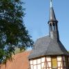 Die idyllische Dorfkirche im thüringischen Leimrieth sticht durch ihr Turm-Fachwerk hervor.