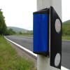 Die an den Leitpfosten installierten blauen Reflektoren reduzieren die Unfallzahl nicht auf Dauer. Die an den Leitpfosten installierten blauen Reflektoren reduzieren die Unfallzahl nicht auf Dauer.