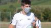 Mit Maske auf den Sportplatz: Retzbachs Spieler Maximilian Köstler vor dem Spiel gegen den TV Wasserlos.