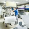 Reinigen, reparieren: Dafür ist die Bettenaufbereitung im Leopoldina- Krankenhaus zuständig. Die kleine Hebebühne macht die Arbeit leichter.