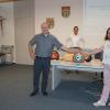 Übergabe des Defibrillators an den Christlichen Caritasverein Sandberg. Das Bild zeigt von links: Jürgen Geis, Jürgen Müller, Florian Hedrich und die Vorsitzende Sonja Reubelt.