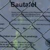 Der Globus-Baumarkt Kitzingen informiert mit einer Bautafel auf dem benachbarten Gelände der ehemaligen Firma Rathgeber über sein Bauvorhaben.